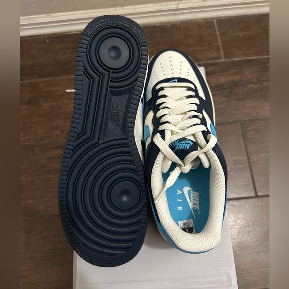 Men’s Air Force One brand new size 9. Never worn inbox. - Picture 4 of 5